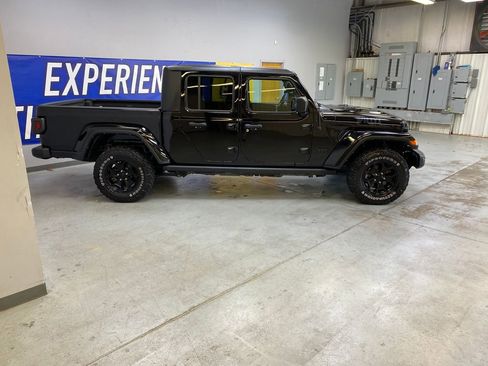 Used 2022 Jeep Gladiator Sport AWD/4WD image 8