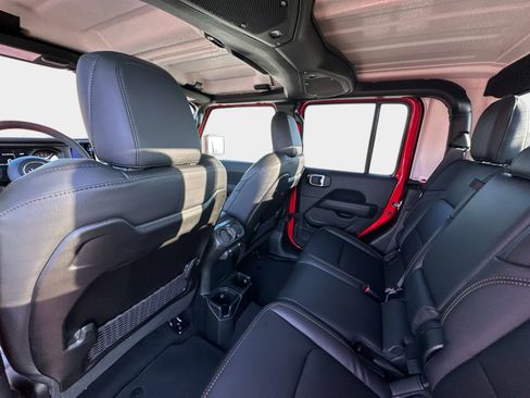 New 2025 Jeep Gladiator Sport image 17