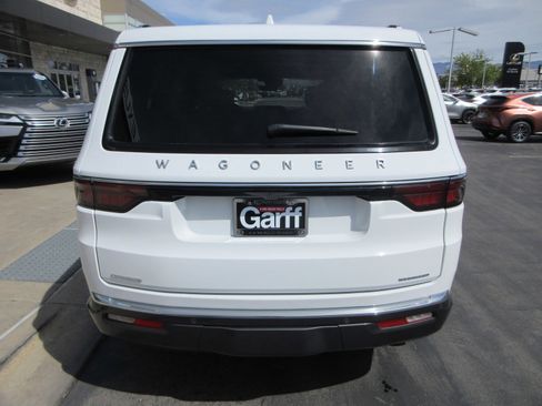 Used 2022 Jeep Wagoneer Series III w/ Premium Group I AWD/4WD image 8