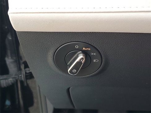 Certified 2025 Volkswagen Taos SE image 28