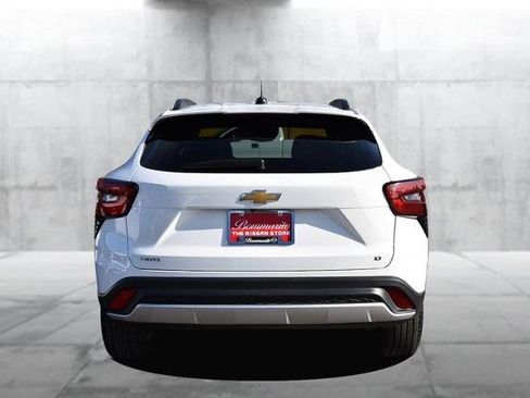 Used 2025 Chevrolet Trax LT w/ LT Convenience Package image 6