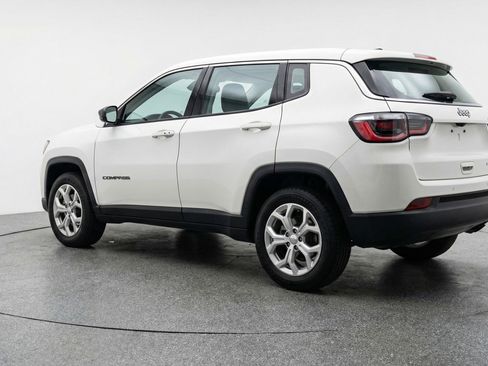 Used 2025 Jeep Compass Latitude AWD/4WD image 6