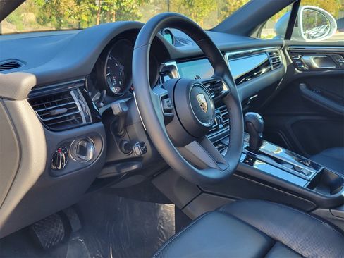 Used 2025 Porsche Macan image 4