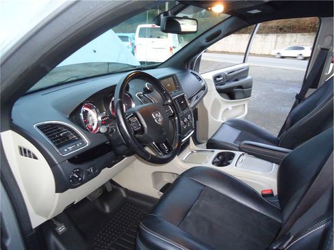 Used 2019 Dodge Grand Caravan SXT image 24