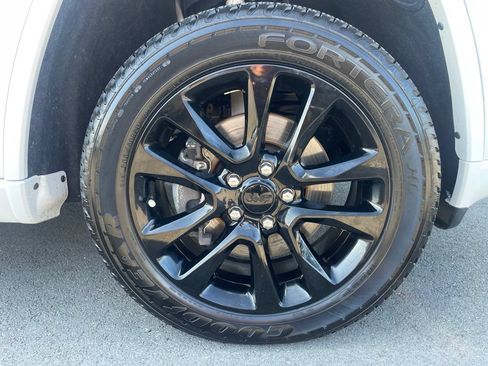 Used 2022 Jeep Grand Cherokee Laredo X AWD/4WD image 12