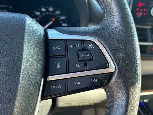 Used 2024 Toyota Sienna XLE FWD image 22