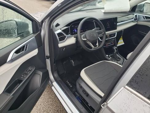 New 2026 Volkswagen Taos SE image 6