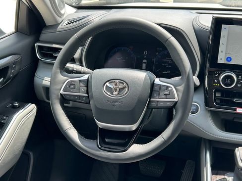 Used 2026 Toyota Highlander Limited AWD/4WD image 44
