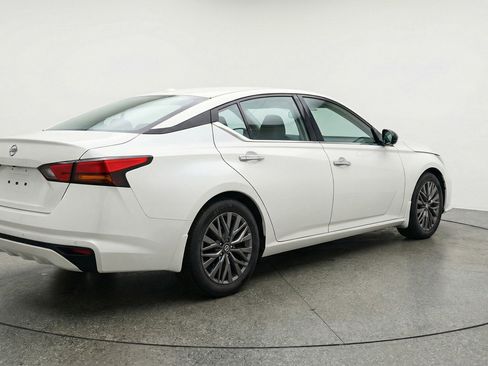 Used 2025 Nissan Altima 2.5 SV image 9