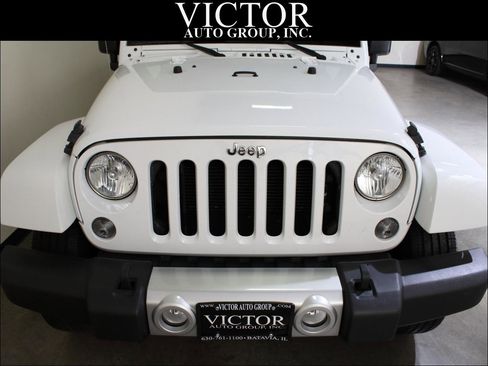 Used 2015 Jeep Wrangler Unlimited Sahara w/ Connectivity Group AWD/4WD image 3