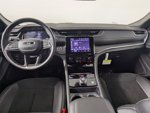 New 2025 Jeep Grand Cherokee Altitude image 16