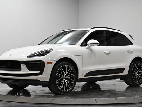 Used 2023 Porsche Macan image 2