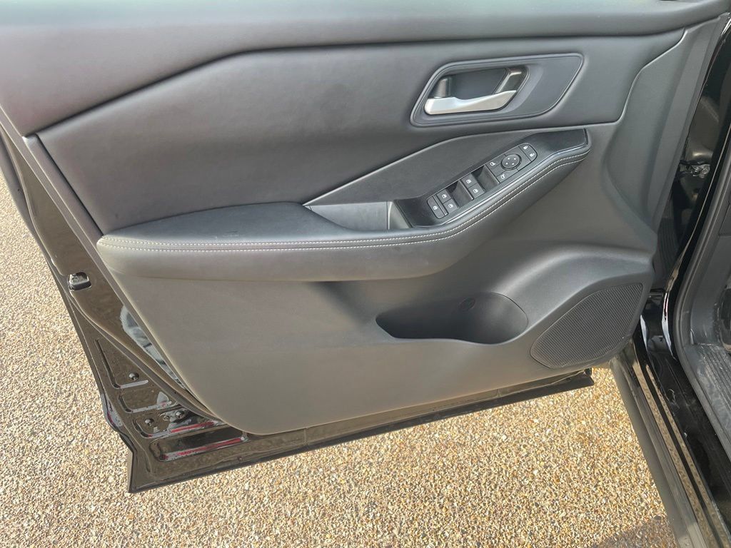 Certified 2026 Nissan Rogue SV FWD image 9