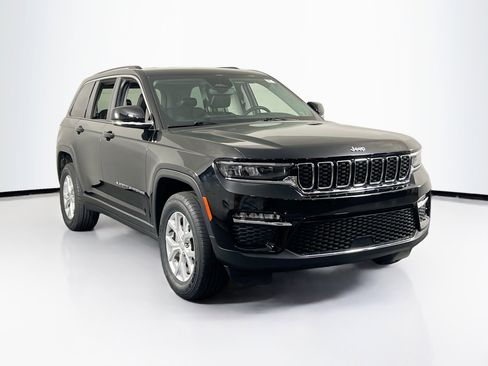 Used 2023 Jeep Grand Cherokee Limited image 3