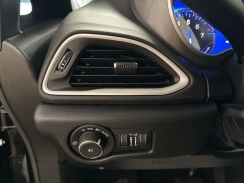 Used 2025 Chrysler Pacifica Select image 20