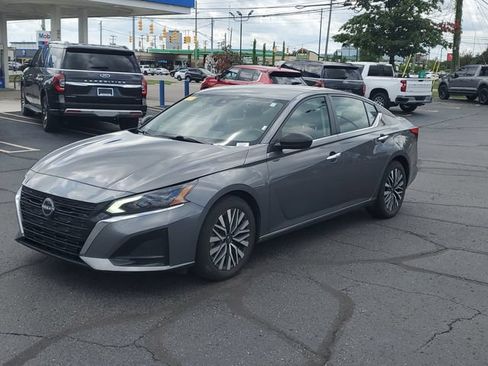 Used 2024 Nissan Altima 2.5 SV FWD image 2