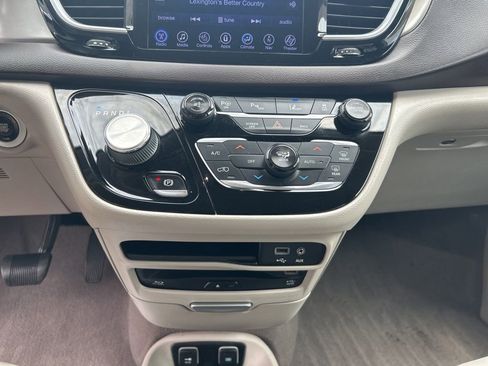 Used 2017 Chrysler Pacifica Touring-L Plus w/ Advanced Safetytec Group FWD image 12
