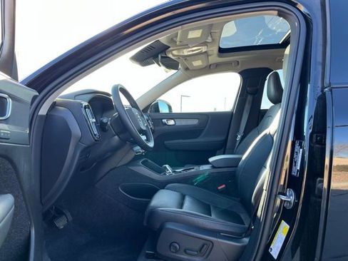 Used 2025 Volvo XC40 B5 Plus image 11
