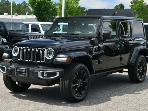 Used 2025 Jeep Wrangler Unlimited Sahara w/ Safety Group AWD/4WD image 5