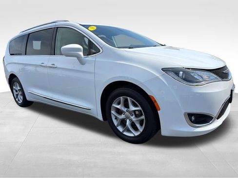 Used 2018 Chrysler Pacifica Touring-L Plus FWD image 9