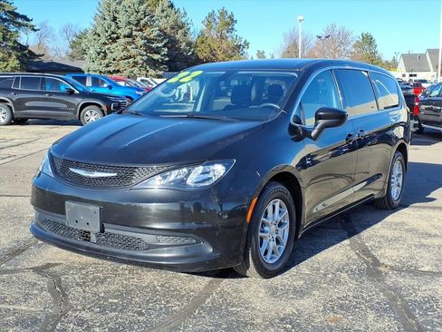 Used 2022 Chrysler Voyager LX image 3