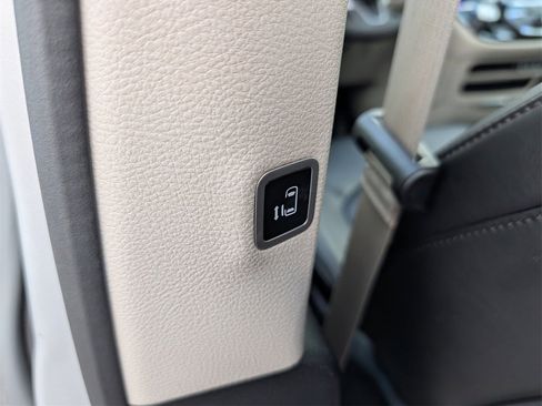 Used 2024 Chrysler Pacifica Touring-L image 27