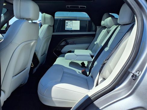 Used 2025 Land Rover Range Rover Sport SE image 12