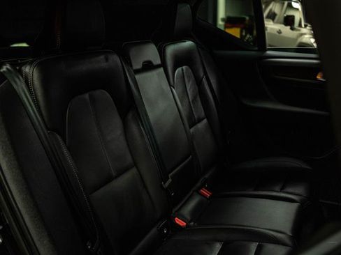 Used 2023 Volvo XC40 B4 Ultimate FWD image 12