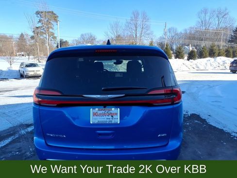 New 2026 Chrysler Pacifica Select image 3