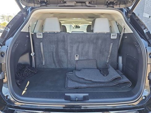 Used 2022 Toyota Highlander XLE image 16