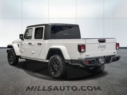 Used 2023 Jeep Gladiator Overland image 5