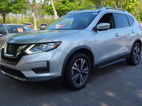 Used 2019 Nissan Rogue SV w/ Premium Package image 3