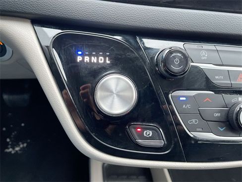 Used 2020 Chrysler Voyager Lxi image 15