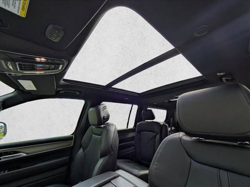 New 2026 Jeep Grand Wagoneer 4WD image 18