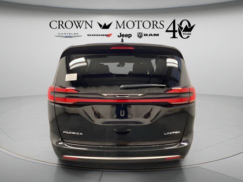Used 2027 Chrysler Pacifica Limited FWD image 5