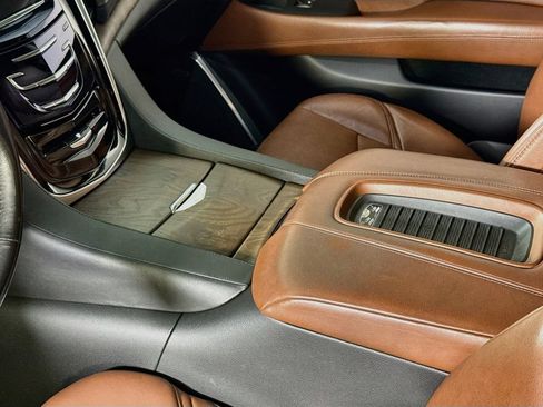 Used 2020 Cadillac Escalade Luxury RWD image 19