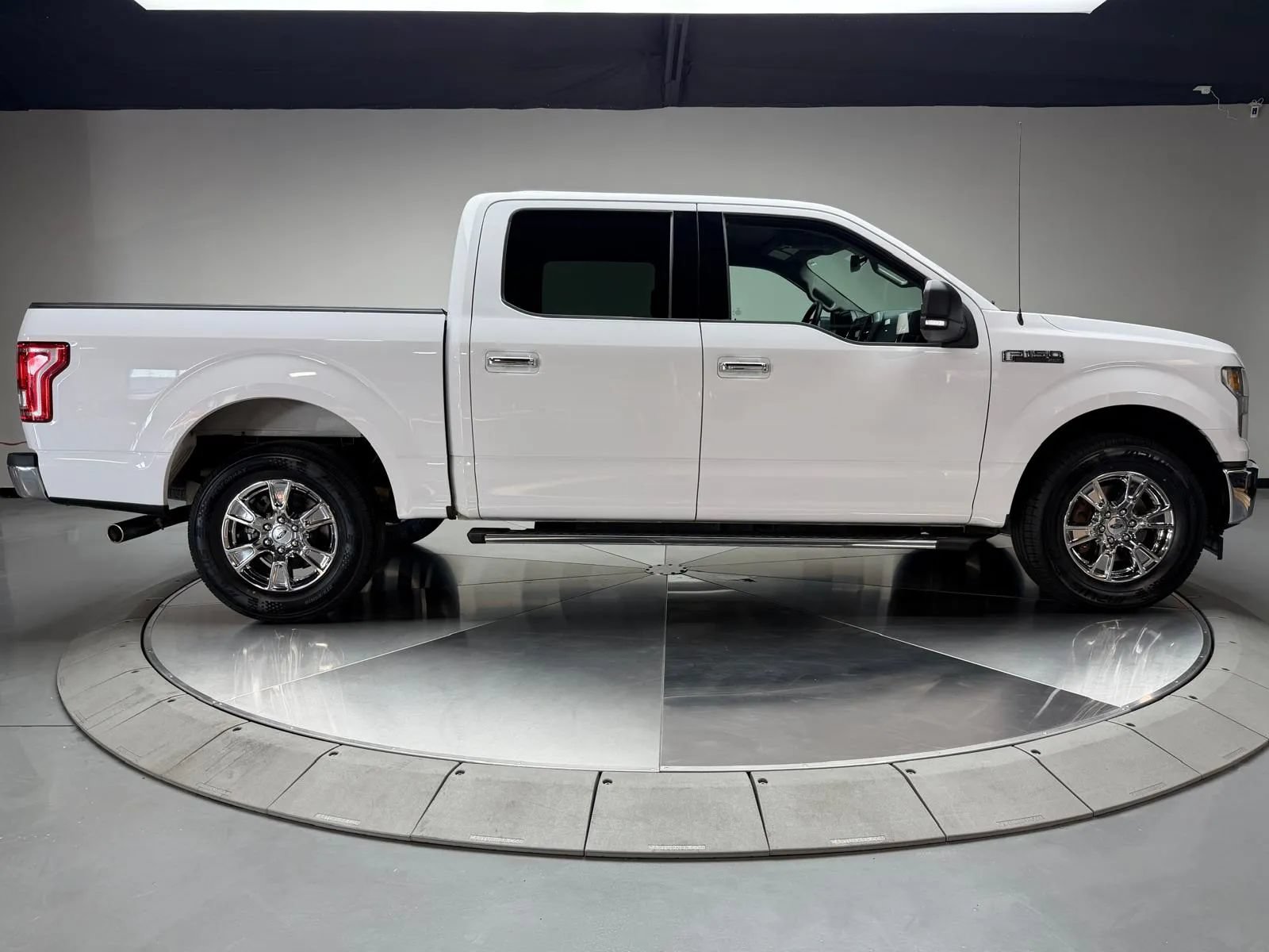 Used 2017 Ford F150 XLT w/ Equipment Group 302A Luxury RWD image 6