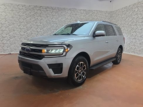 Used 2024 Ford Expedition XLT image 3