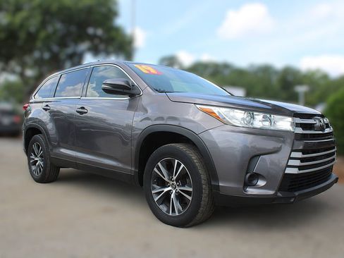 Used 2019 Toyota Highlander LE FWD image 3