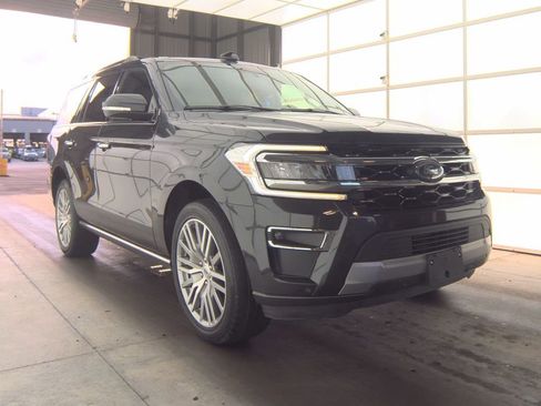 Used 2024 Ford Expedition Limited image 2