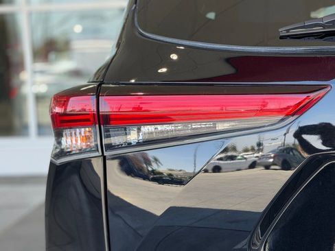 Certified 2020 Toyota Highlander XLE AWD/4WD image 11