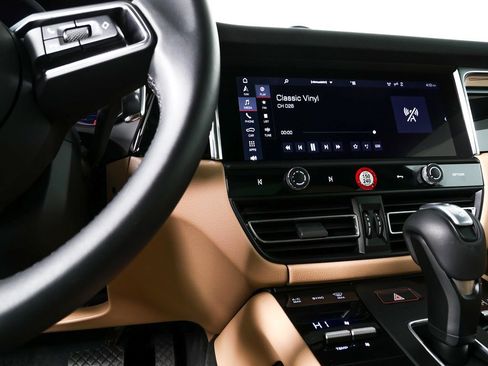 Certified 2025 Porsche Macan image 13