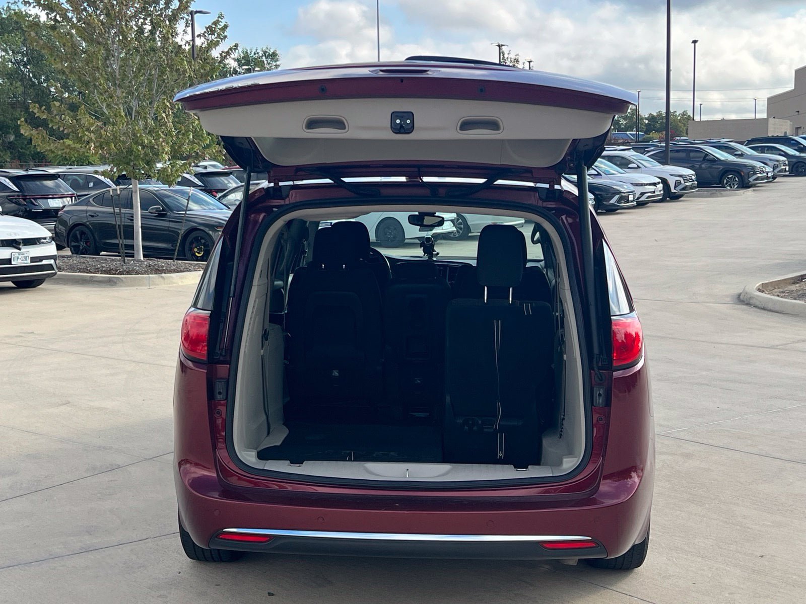 Used 2018 Chrysler Pacifica Touring Plus w/ Tire & Wheel Group FWD image 15
