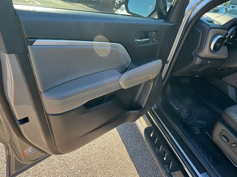 Used 2025 Chevrolet Colorado ZR2 w/ Technology Package image 14