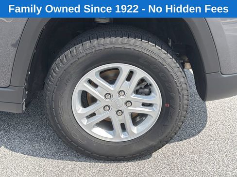 Used 2025 Jeep Grand Cherokee Laredo w/ Trailer Tow Package AWD/4WD image 19