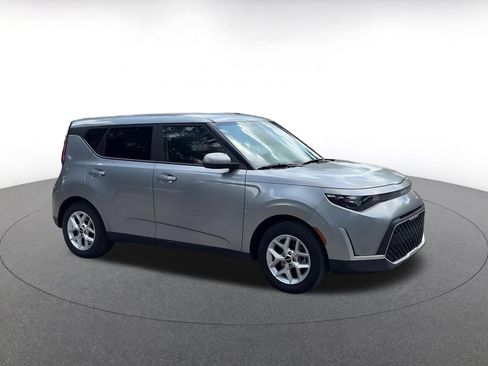 Used 2025 Kia Soul LX w/ LX Technology Package FWD image 2
