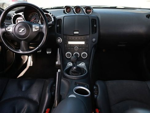 Used 2009 Nissan 370Z Touring w/ Sport Pkg image 2
