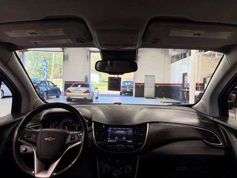 Used 2020 Chevrolet Trax LT w/ LT Convenience Package image 51