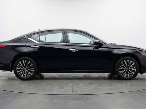 Used 2025 Nissan Altima 2.5 SV image 11
