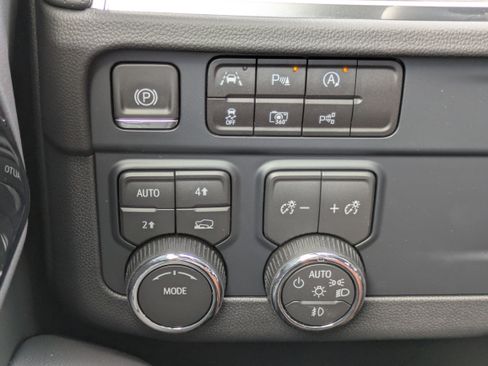 New 2025 Chevrolet Suburban Premier image 14